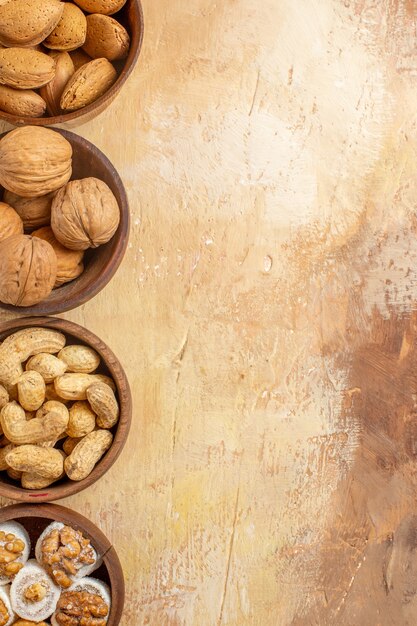 Bovenaanzicht van verse verschillende noten bekleed op een houten bureau