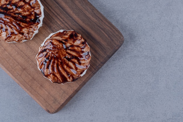 Bovenaanzicht van verse zelfgemaakte koekjes op een houten bord