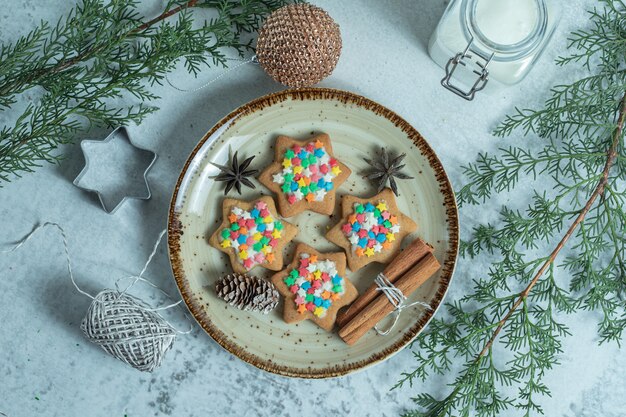 Bovenaanzicht van verse zelfgemaakte koekjes op plaat over wit.