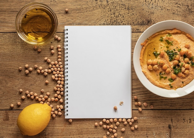 Bovenaanzicht van voedselingrediënten met notitieboekje en kikkererwten
