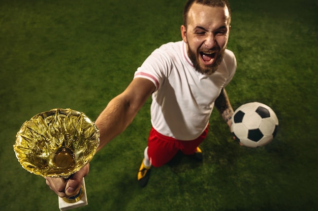 Bovenaanzicht van voetbal of voetballer op groen gras