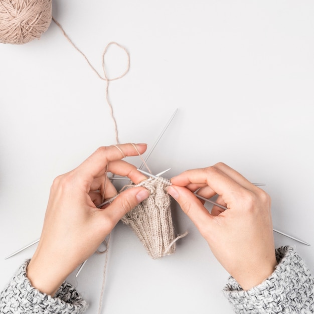 Gratis foto bovenaanzicht van vrouw haken