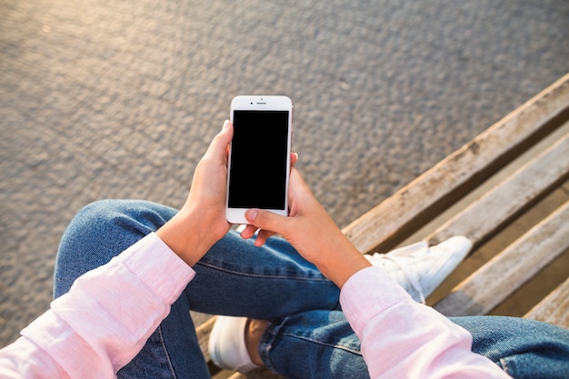 Bovenaanzicht van vrouw met smartphone