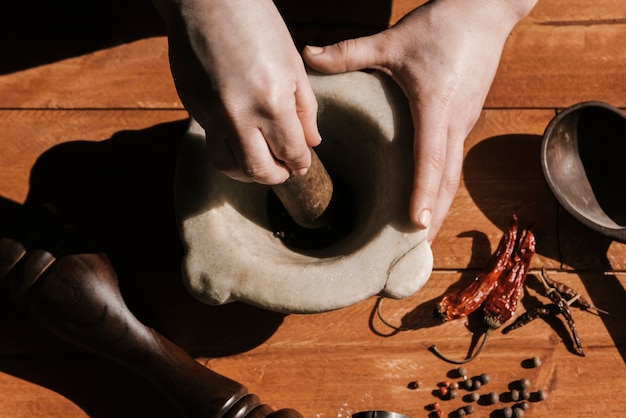 Bovenaanzicht van vrouw slijpen peper