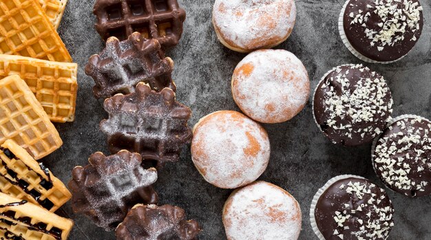 Bovenaanzicht van wafels met donuts