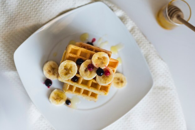 Bovenaanzicht van wafels met fruit op plaat