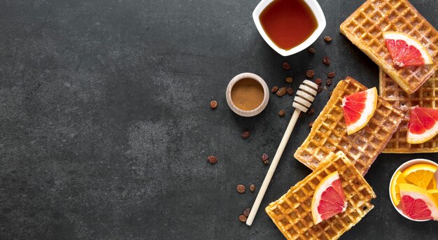 Bovenaanzicht van wafels met honing Beer en fruit