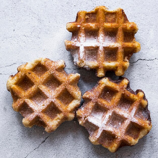 Bovenaanzicht van wafels met poedersuiker bovenop