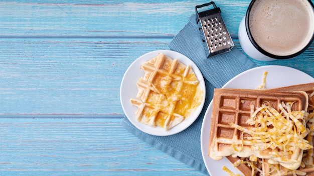 Bovenaanzicht van wafels op plaat met geraspte kaas