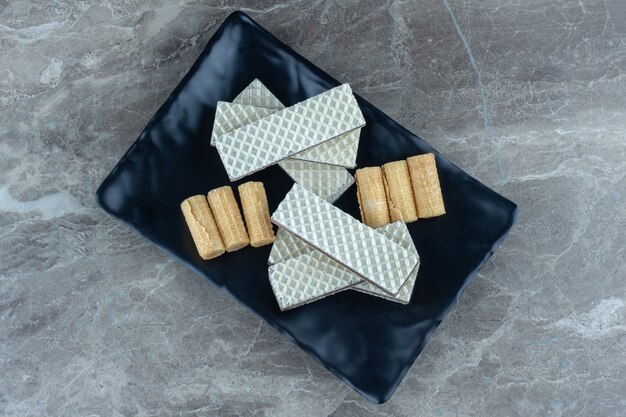 Bovenaanzicht van wafels op zwarte plaat.