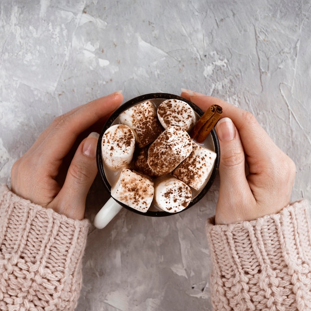 Bovenaanzicht van warme chocolademelk concept