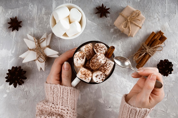 Bovenaanzicht van warme chocolademelk concept