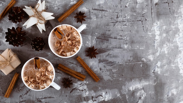 Gratis foto bovenaanzicht van warme chocolademelk concept