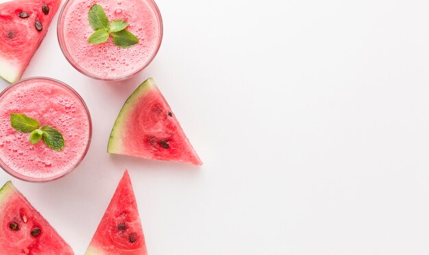 Bovenaanzicht van watermeloen cocktailglazen met kopie ruimte