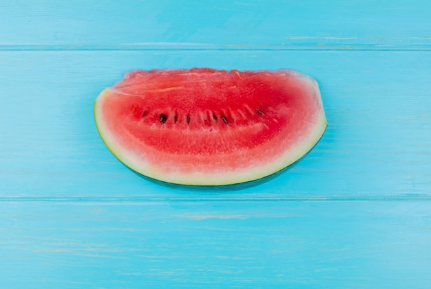 Gratis foto bovenaanzicht van watermeloen segment op blauwe achtergrond