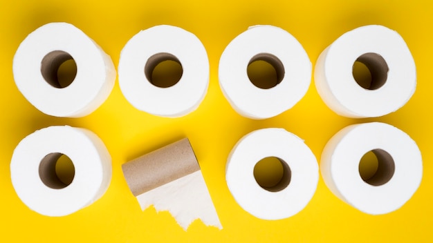Bovenaanzicht van wc-papier rollen met kartonnen kern