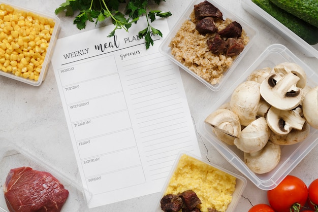 Bovenaanzicht van weekle food planner concept