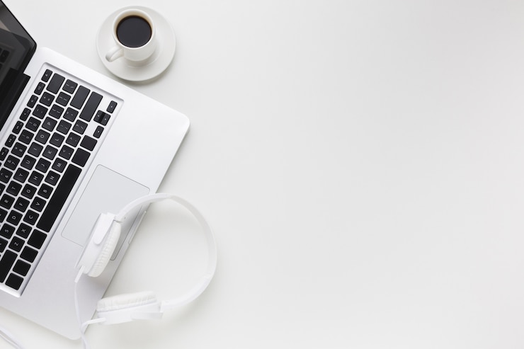Gratis Foto bovenaanzicht van werkruimte met laptop en koptelefoon