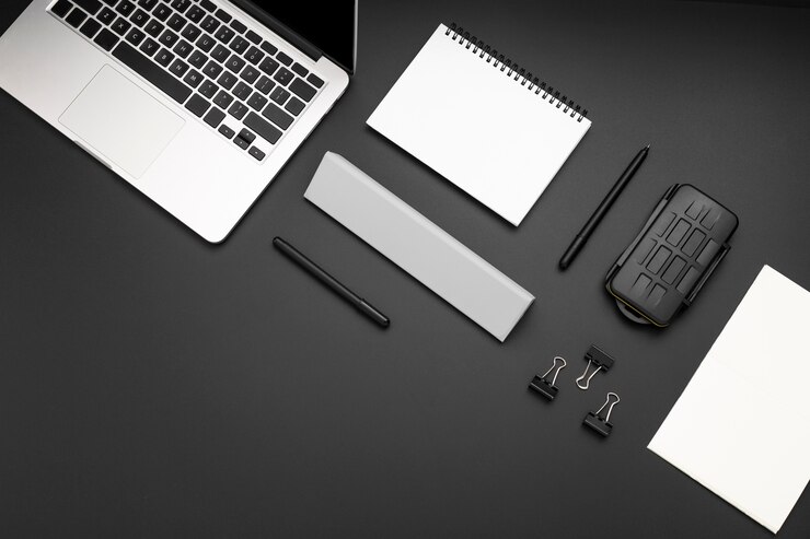 Gratis Foto bovenaanzicht van werkruimte met laptop en paperclips