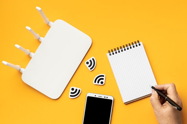 Bovenaanzicht van wifi-router met smartphone en notebook