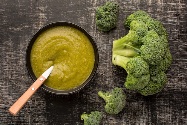 Bovenaanzicht van winterbroccoli soep in kom