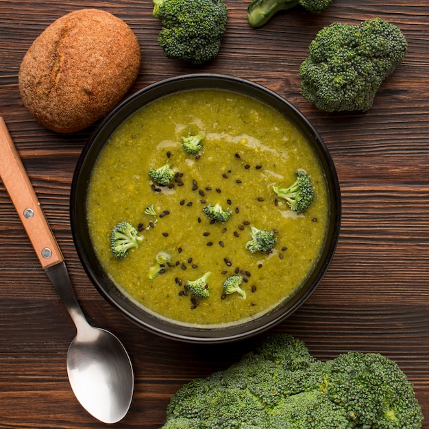 Gratis foto bovenaanzicht van winterbroccolisoep in kom met brood en lepel