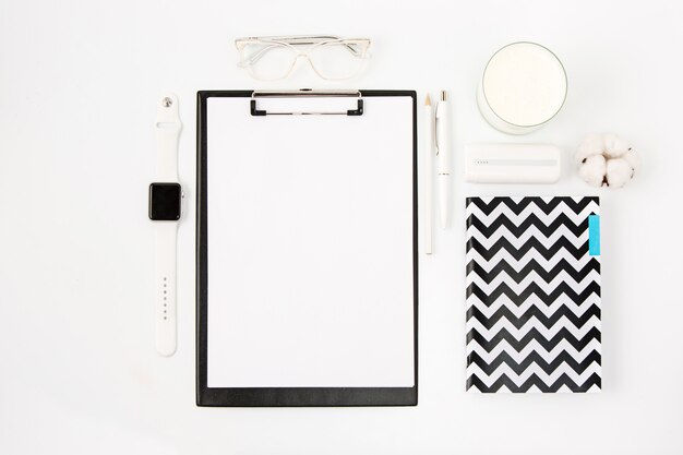 Bovenaanzicht van witte kantoor tafel met notebook