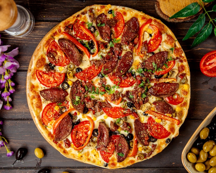 Gratis Foto bovenaanzicht van worst pizza met tomaat rode paprika en kaas, bovenaanzicht