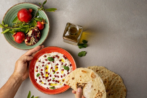 Bovenaanzicht van yoghurt met granaatappel en olie