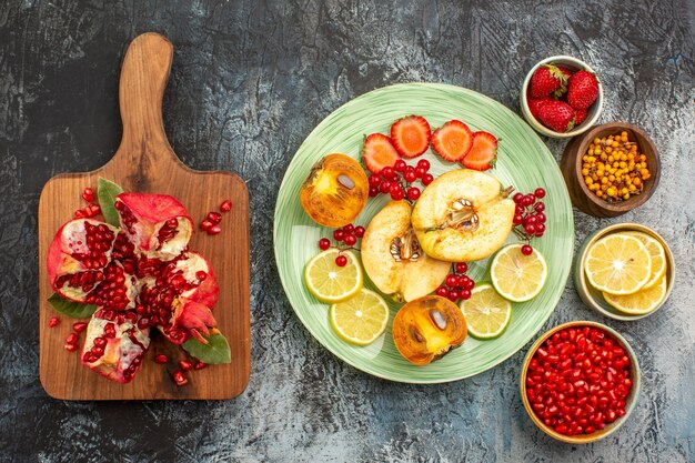 Bovenaanzicht van zacht fruit, kweeperen, citroenen en ander fruit