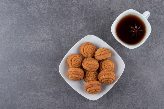 Bovenaanzicht van zelfgemaakte koekjes met kopje thee.