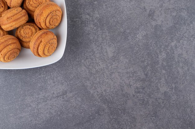 Bovenaanzicht van zelfgemaakte koekjes op grijs oppervlak