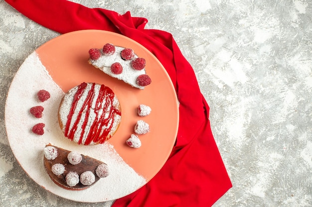 Bovenaanzicht van zoet dessert met saus erop en bessen met rood servet op marmeren achtergrond