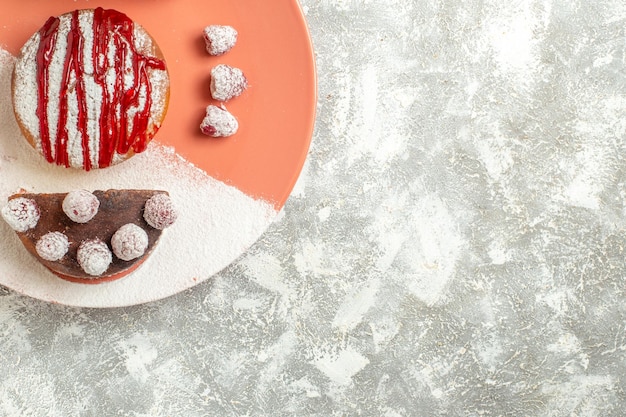 Bovenaanzicht van zoet dessert met saus erop en bessen op marmeren achtergrond