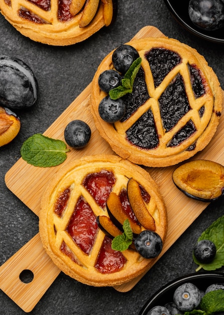 Bovenaanzicht van zoete taarten met fruit