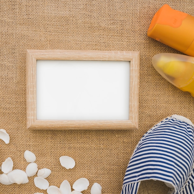 Gratis foto bovenaanzicht van zomer compositie met leeg frame