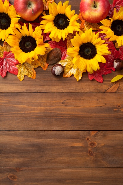 Bovenaanzicht van zonnebloemen frame met appels