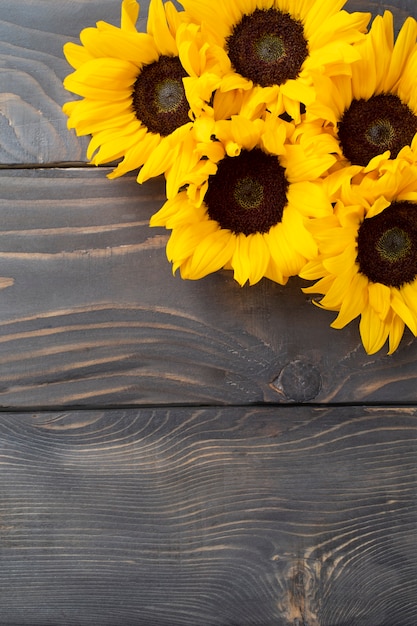 Bovenaanzicht van zonnebloemen frame met kopie ruimte