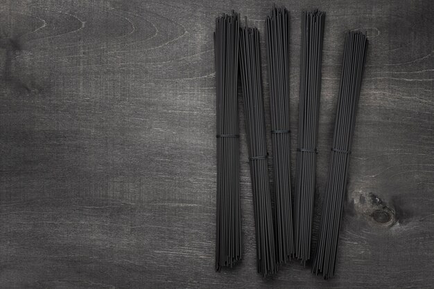 Bovenaanzicht van zwarte spaghetti bundels met kopie ruimte
