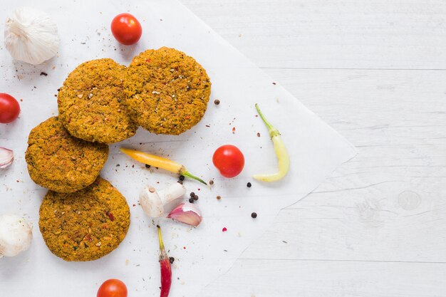 Bovenaanzicht vegan goodies op houten tafel