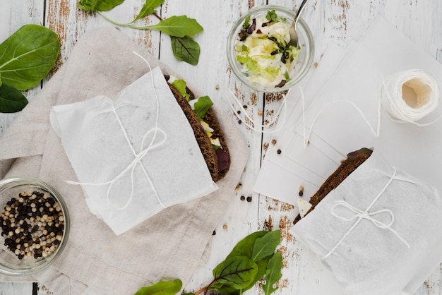 Bovenaanzicht verpakt toast broodjes