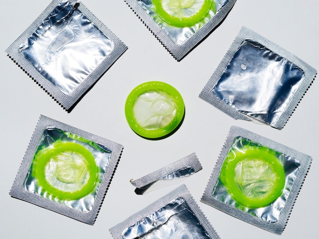 Bovenaanzicht verpakte en onverpakte condooms
