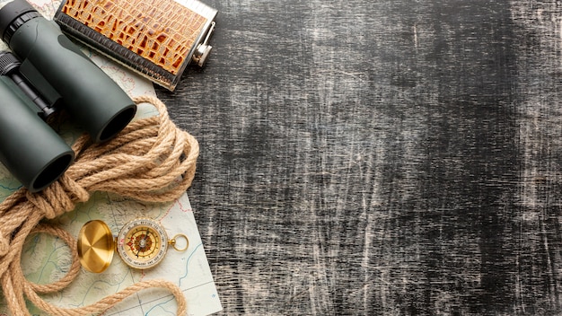 Gratis foto bovenaanzicht verrekijker op een houten tafel