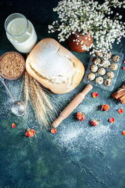 Bovenaanzicht vers brood met melk op donkere ondergrond