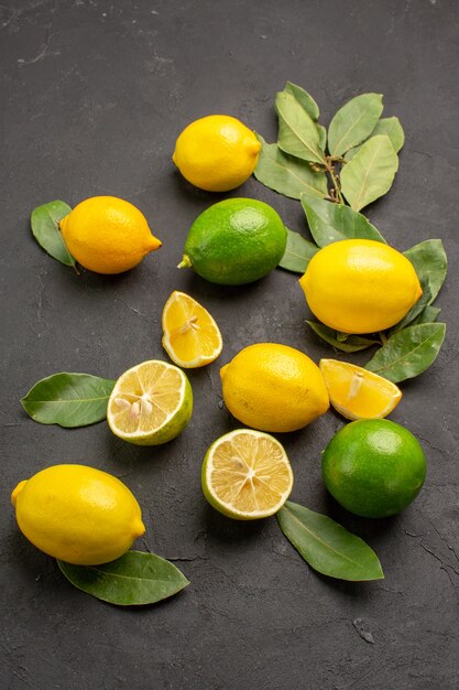 Bovenaanzicht vers citroenen zuur fruit op donkere tafel limoen citrusvruchten