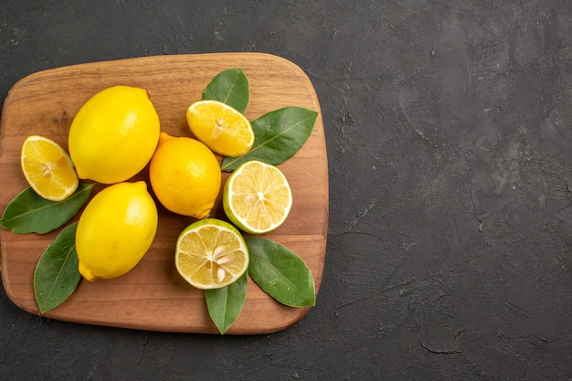 Bovenaanzicht vers citroenen zuur fruit op donkergrijze tafel citrusvruchten limoen