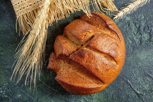 Bovenaanzicht vers donker brood op donker bureau