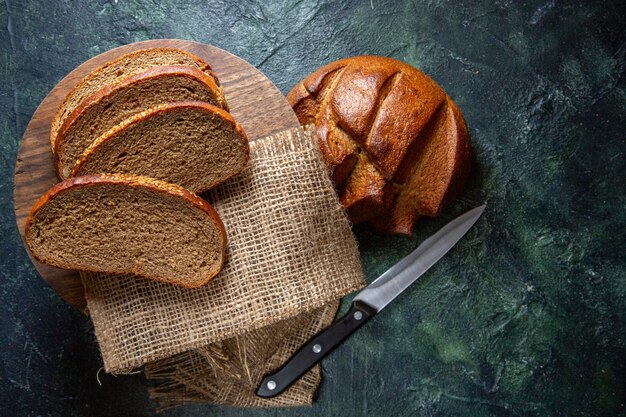 Bovenaanzicht vers donker brood op donker bureau