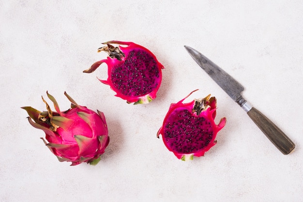 Gratis foto bovenaanzicht vers dragon fruit klaar om te worden geserveerd