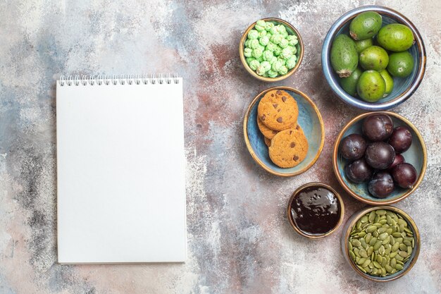 Bovenaanzicht vers fruit met koekjes